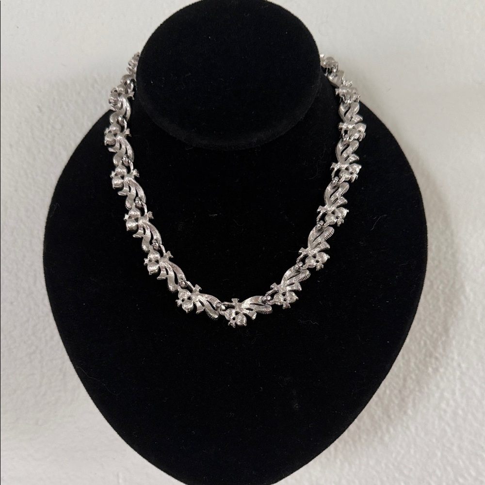 Vintage Silver Tone Silver Trifari Necklace and Clip Earrings - Picture 2 of 7